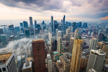 Chicago, IL, ABD şehir merkezi sisli.
