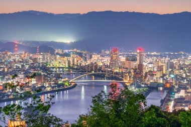 Kochi, Shikoku, Japonya şehir merkezi alacakaranlıkta ufuk çizgisi.. 