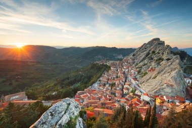 Pietrapertosa, İtalya Sonbahar boyunca güney Dolomitlerde alacakaranlıkta.