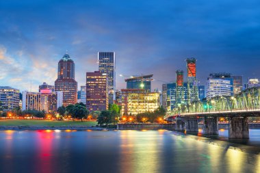 Portland, Oregon, ABD Willamette Nehri üzerinde mavi saatte gökyüzü.