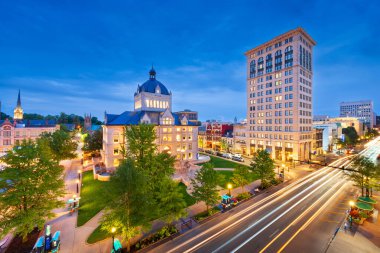 Lexington, Kentucky, ABD tarihi şehir merkezi mavi saatte.