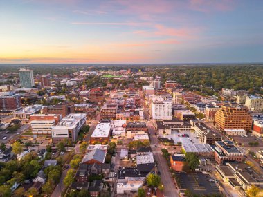 Ann Arbor, Michigan, ABD üniversite kasabası alacakaranlıkta ufuk çizgisi.