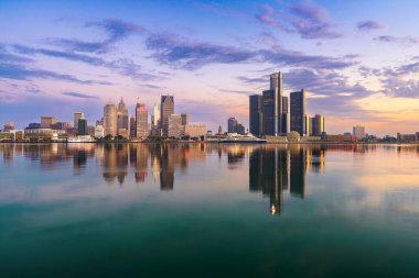 Detroit, Michigan, ABD Detroit Nehri üzerinde şafak vakti gökyüzü.