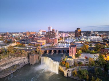 Rochester, New York, ABD Genesee Nehri üzerindeki şehir manzarası ve alacakaranlıkta High Falls.