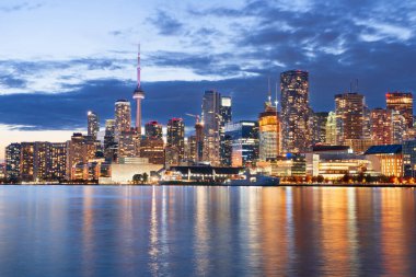 Toronto, Ontario, Kanada Alacakaranlıkta Ontario Gölü manzarası.