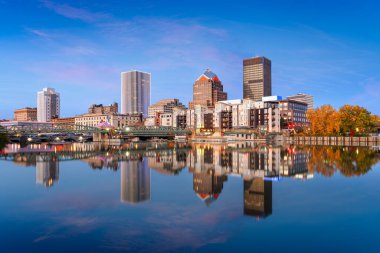Rochester, New York, ABD Genesee Nehri üzerinde mavi saatte.