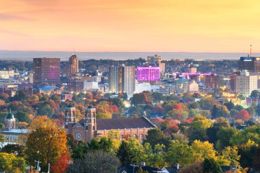 Syracuse, New York, ABD şehir merkezi sonbaharda şafakta.
