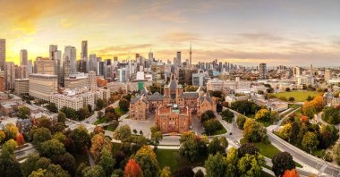 Toronto, Ontario, Kanada sonbaharın başlarında şafak vakti panoramik gökyüzü.