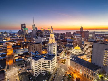 Buffalo, New York, ABD şehir merkezi altın saatinde gökyüzü.