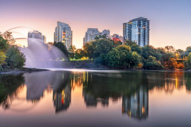 Londra, Ontario, Kanada şafak vakti Thames Nehri 'nde ufuk çizgisi.