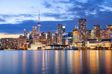 Toronto, Ontario, Kanada Alacakaranlıkta Ontario Gölü manzarası.