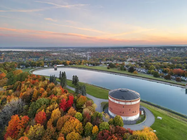 Syracuse, New York, ABD Sonbahar sezonunda şafakta.