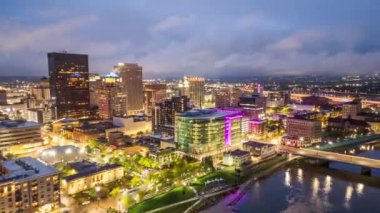 Dayton, Ohio, ABD şehir merkezi Alacakaranlıkta Miami Nehri üzerinde.