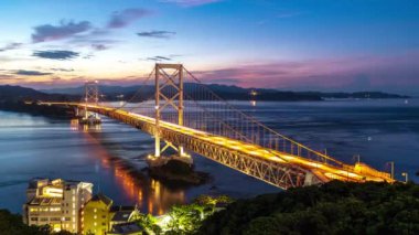 Onaruto Köprüsü şafakta Awaji Adası 'nı Tokushima, Japonya' ya bağlıyor..