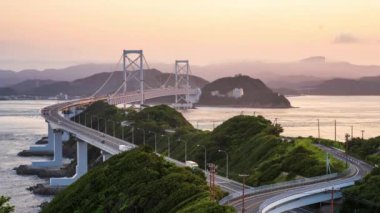 Awaji Adası 'nı Tokushima, Japonya' ya bağlayan Onaruto Köprüsü.