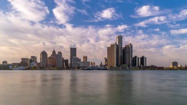 Detroit, Michigan, ABD Detroit Nehri üzerinde şafak vakti gökyüzü.