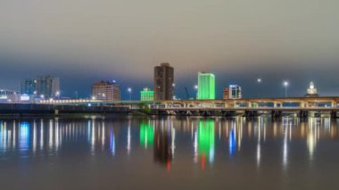 Cedar Rapids, Iowa, ABD Cedar Nehri üzerindeki şehir manzarası alacakaranlıkta.