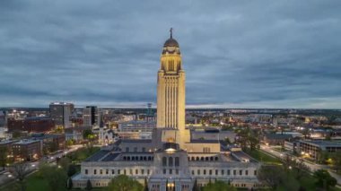 Lincoln, Nebraska, ABD alacakaranlık binasındaki şehir manzarası.