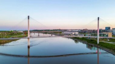 Omaha, Nebraska, ABD alacakaranlıkta Missouri Nehri üzerindeki Skyline.