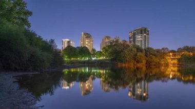 Londra, Ontario, Kanada alacakaranlıktan geceye kadar gökyüzü.