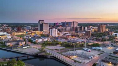 Rochester, Minnesota, ABD Zumbro Nehri üzerindeki şehir manzarası.