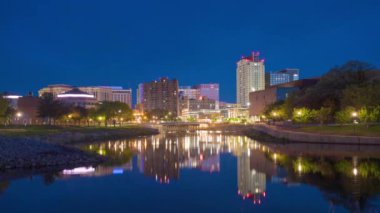 Rochester, Minnesota, ABD Zumbro Nehri üzerindeki şehir manzarası.
