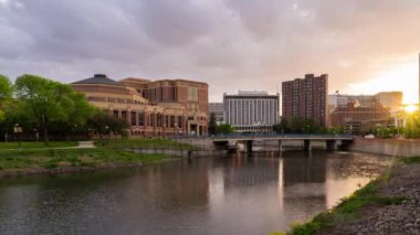 Rochester, Minnesota, ABD Zumbro Nehri üzerindeki şehir manzarası.