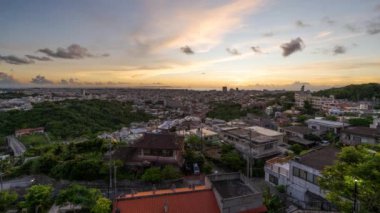 Nago, Okinawa, Japonya şehir merkezi parktan alacakaranlıkta..