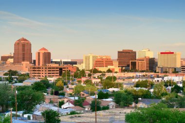 Albuquerque, New Mexico, ABD şehir merkezi şafakta ufuk çizgisi.