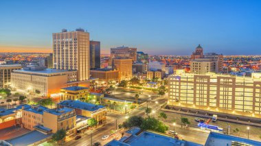 El Paso, Texas, Abd şehir merkezi silüeti alacakaranlıkta.