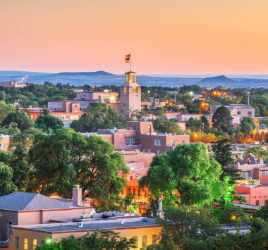 Santa Fe, New Mexico, ABD şehir merkezi alacakaranlıkta gökyüzü.