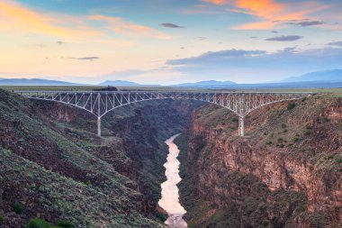 Taos, New Mexico, Abd Rio Grande Gorge Köprüsü'nde Rio Grande üzerinde gün batımında.