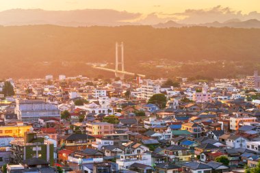 Chichibu, Saitama, Japon şehri alacakaranlıkta ufuk çizgisi..