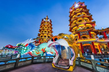Kaohsiung, Tayvan Ejderhası ve Lotus Gölü 'ndeki Kaplan Pagoda..