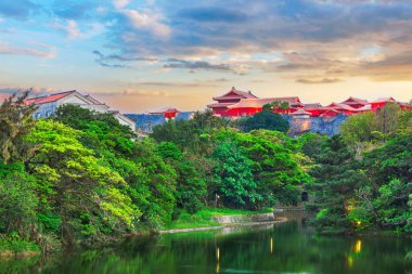 Okinawa, Japonya Shuri Kalesi 'nde ve alacakaranlıkta park et..
