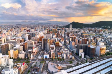 Takamatsu, Japonya şehir merkezi alacakaranlıkta gökyüzüne yükseliyor..