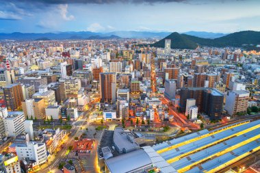 Takamatsu, Japonya şehir merkezi alacakaranlıkta gökyüzüne yükseliyor..