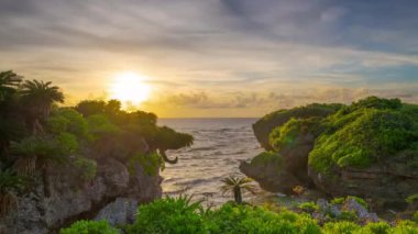 Iriomote, Okinawa, Japonya hava kararınca doğal kıyı şeridi..