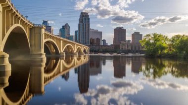 Minneapolis, Minnesota, ABD Güzel bir yaz gününde Mississippi Nehri 'nin merkezindeki gökyüzü manzaralı.