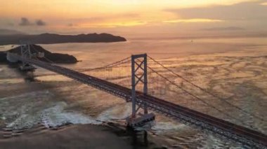 Onaruto Köprüsü şafakta Awaji Adası 'nı Tokushima, Japonya' ya bağlıyor..