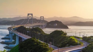 Awaji Adası 'nı Tokushima, Japonya' ya bağlayan Onaruto Köprüsü.