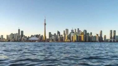 Toronto, Ontario, Kanada Alacakaranlıkta Ontario Gölü manzarası.