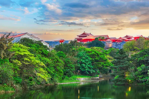 Okinawa, Japonya Shuri Kalesi 'nde ve alacakaranlıkta park et..