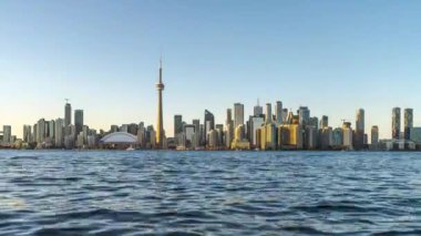 Toronto, Ontario, Kanada Alacakaranlıkta Ontario Gölü manzarası.