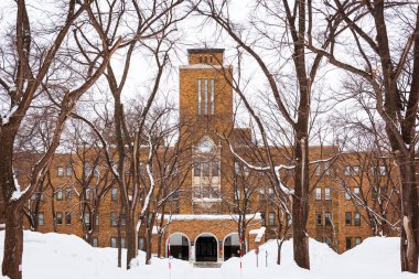 SAPPORO, JAPONYA - 8 Şubat 2017: Hokkaido Üniversitesi kış sezonu. Üniversitenin 1876 'ya kadar uzanan bir geçmişi var..