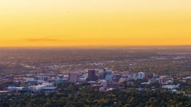 Boise, Idaho, ABD alacakaranlıkta dağlardan şehir merkezine doğru bakıyor..