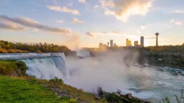 Niagara Şelalesi, New York, ABD Sonbahar alacakaranlığında.