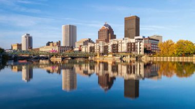 Rochester, New York, ABD şehir silueti Genesee Nehri 'nde alacakaranlıktan geceye kadar uzanıyor.