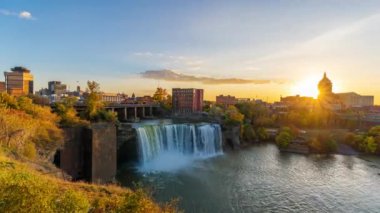 Rochester, New York, ABD şehir merkezi ufuk çizgisi ve alacakaranlıktan geceye şelale.