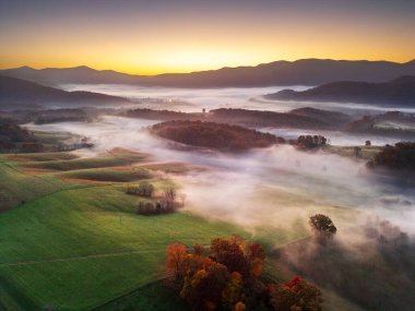 Shendoah Vadisi, Batı Virginia, ABD sonbaharda şafakta.